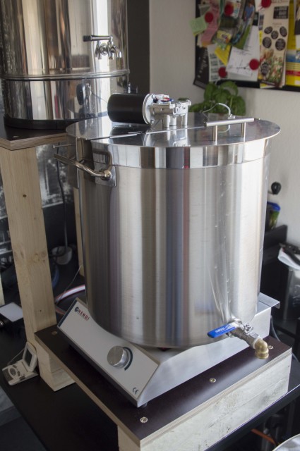 Hier mal die Neuanschaffung: Hendi, 50L Professional Topf, Rührwerk von Brauhardware, angetrieben von einem Scheibenwischermotor