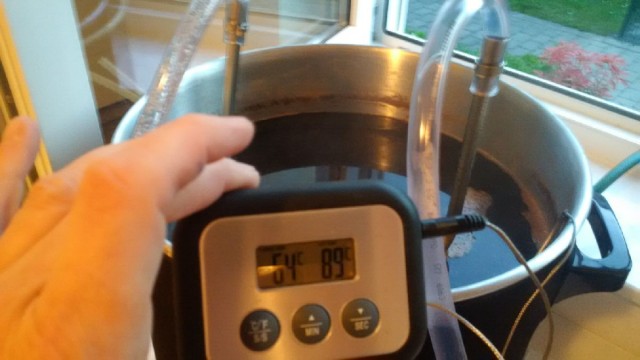 Runterkühlen mit Kühlschlange geht recht flott..in ca. 20 min. auf 25 Grad