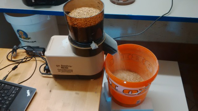 01 Getreidemühle.jpg (795.92 KiB) 3775 mal betrachtet Die Getreidemühle mit Steinmahlwerk