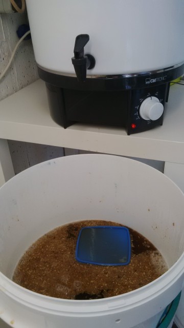 Der Nachguss plätschert auf einen Tupperdeckel