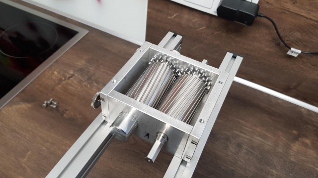 Malzmühle + Halterung  | L Verstellung Walzenabstand (Konus) | R Antriebswelle