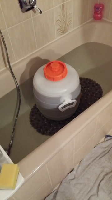 Zum Schluss dann in die Badewanne um endlich irgendwann Anstelltemperatur zu erreichen. Mann ich brauche einen Gegenstromkühler. Ist aber derzeit nicht im Budget. Nach dem Anstellen und Belüften das Fass noch in den Keller für 18°C Umgebungstemperatur und dann endlich ins Bett.