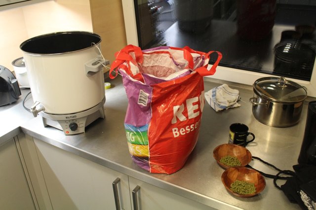 Zutaten und Teil der Utensilien. Hopfen ist bereits abgewogen.