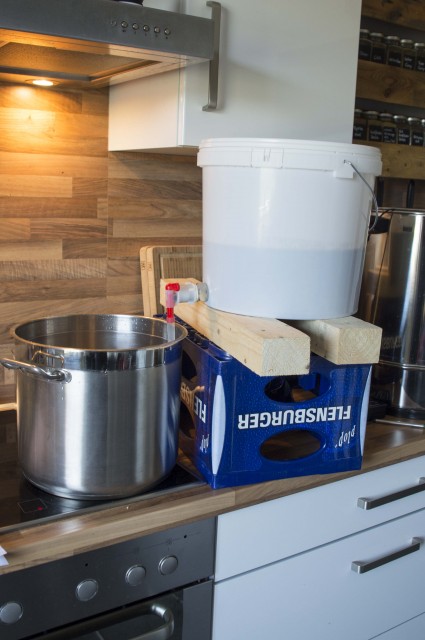 _DSC2390.jpg (742.17 KiB) 3100 mal betrachtet Hier zu sehen der Aufbau zum Läutern, zuvor habe ich die Maische in den Läuterbottich geschöpft