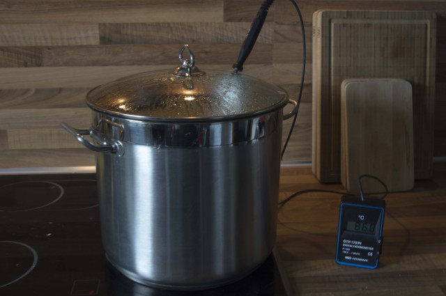 _DSC2398.jpg (494.59 KiB) 3101 mal betrachtet Die Herdplatzte ist leider etwas zu schwach für die knapp 12L Flüssigkeitt. Leider ist der Topf nicht Induktions-geeignet. Ansonsten hätte ich lieber die Hendi genommen.