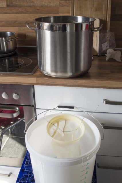 _DSC2400.jpg (750.14 KiB) 3101 mal betrachtet Nicht zu sehen ist hier ein Edelstahlrohr, welches ich gebogen habe um unten am Topfboden nach dem Whirlpool abzusaugen. Oben an dem Rohr ist ein Silikonschlauch befestigt, der direkt in den Monofulamentfilter führt.