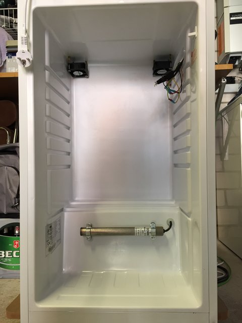 Etwas klein ist aber ein alter ausrangierter Kühlschrank aus dem Bestand.