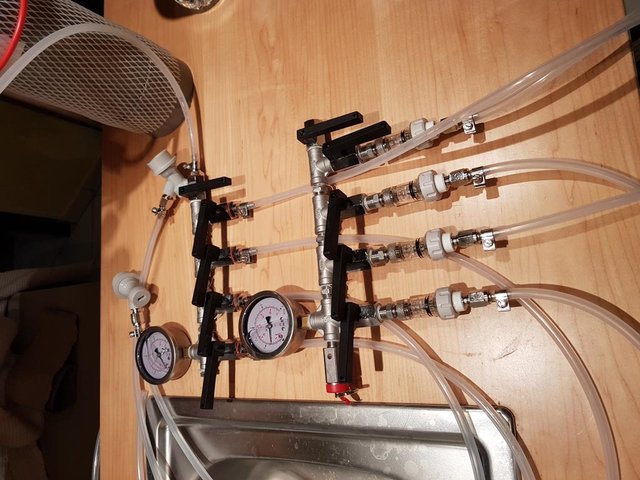 20170724_185413 (Copy).jpg (121.06 KiB) 3016 mal betrachtet Spundanlage 4-fach und CO2 Füllanlage 4-fach