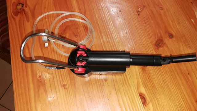 Umgebauter Kunstoffzapfkopf zum Betrieb über externe CO2 Flasche und Druckminderer. Hat den vorteil das man noch etwas nachkarbonisieren kann wenn mann will.