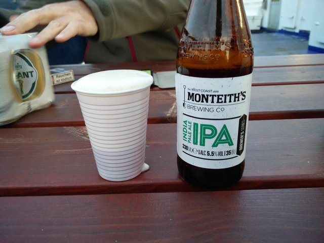 Monteith's IPA importiert aus Neuseeland. MHD 12/17. Ich bin mir sicher, dass das frisch anders geschmeckt haben muss. Kein Hopfenaroma, kaum bittere und ein fast schon mastiger Malzkörper. Nicht zu empfehlen.