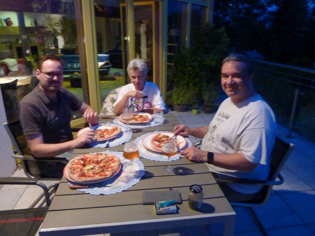 die wohl verdiente Holzofenpizza