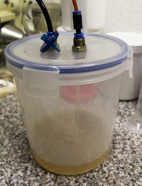 Hier ist der Auffangbehälter zu sehen. dieser wird mittels Membranpumpe an einem der Beiden Stutzen evakuiert.