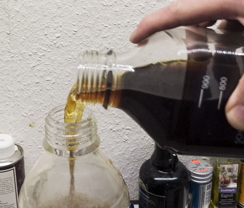 Jetzt wird wider frische Nährlösung zugegeben. hier ist es ein abgechochtes Malzbier.