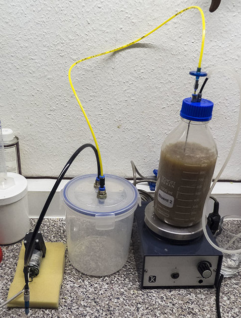 Hier ist jetzt der &quot;Fermenter&quot; zu sehen. Mittels der Membranpumpe und einer Edelstahlkanüle wird die Lösung aus Hefe und Nährlösung stetig belüstet. ganz links unten ist die Membranpumpe zu sehen. Belüftet wird über ein Sterilfilter.