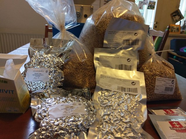 IMAG2167.jpg (263.49 KiB) 4595 mal betrachtet Die Rohstoffe des heutigen Tages warten auf ihren Einsatz