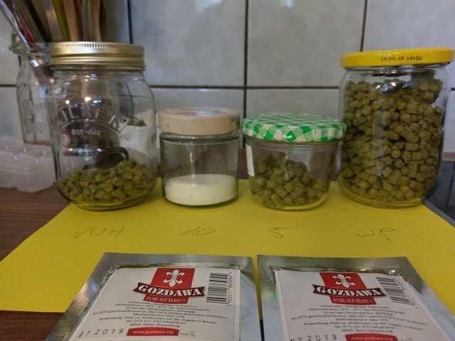 IMAG2174.jpg (191.97 KiB) 4595 mal betrachtet Hopfengaben und Hefenahrung + Irish Moss sind abgewogen und stehen bereit