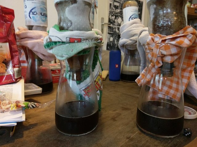 IMAG2185.jpg (238.91 KiB) 4595 mal betrachtet So langsam sammelt sich die Essenz des Keksbieres in den Karaffen