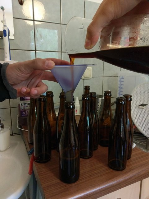 IMAG2196.jpg (192.11 KiB) 4595 mal betrachtet Das ausgefrorene Keksbier wird in Flaschen gefüllt