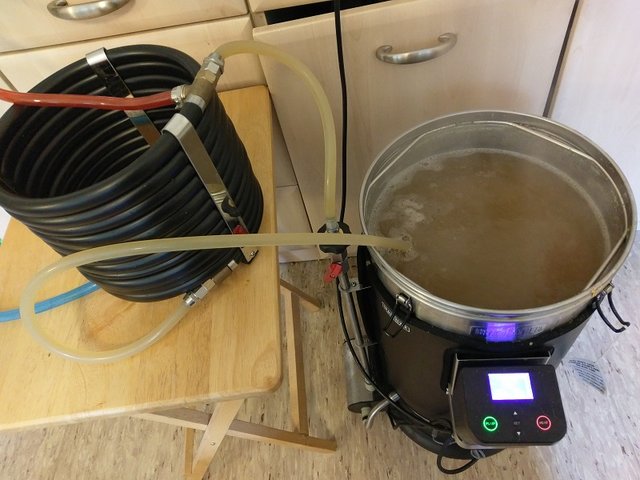 IMAG2200.jpg (211.84 KiB) 4595 mal betrachtet Es wird für die Whirlpoolgabe auf 80°C heruntergekühlt