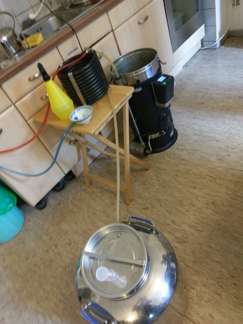 IMAG2202.jpg (206.07 KiB) 4595 mal betrachtet Und wenn der Whirlpool zuende ist geht es durch den Kühler ins Gärfass