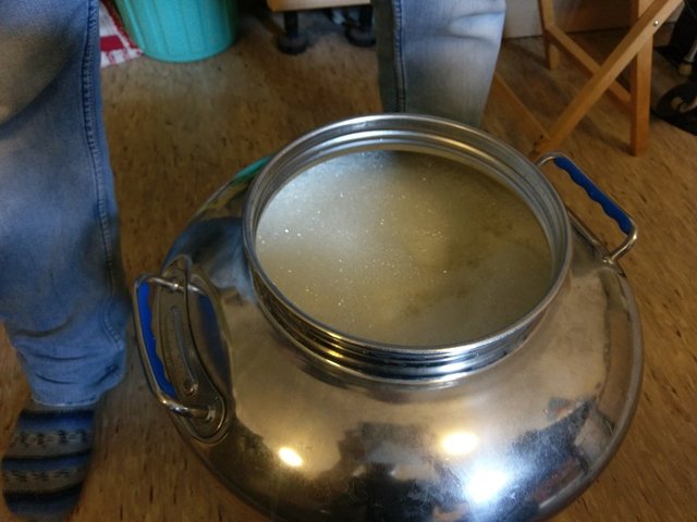 IMAG2209.jpg (186.04 KiB) 4595 mal betrachtet Nach dem verdünnen mit ordentlich Wasser steht die Würze gut belüftet für die Hefe bereit - wohl bekomms!