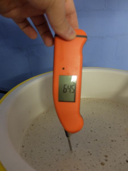 Fast eine Punktlandung nach dem einmaischen. Zwischenzeitliche Temperaturerhöhung mittels zubrühen klappte auch einwandfrei. Dann bleib der Deckel bis zum abmaischen drauf.