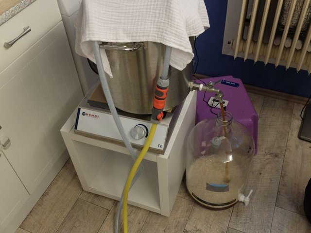 Nach dem kochen und abkühlen im Topf, wurde in den Gärballon laufen gelassen. Da das Leitungswasser hier momentan noch gut 16°C schafft, hat das kühlen doch eine halbe Stunde gedauert. Für den nächsten Sommer werde ich mir da was überlegen....