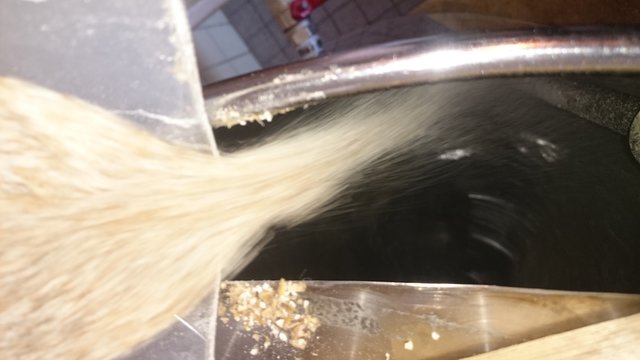 und Einmaischen wobei das Rührwerk schon ächtzt...