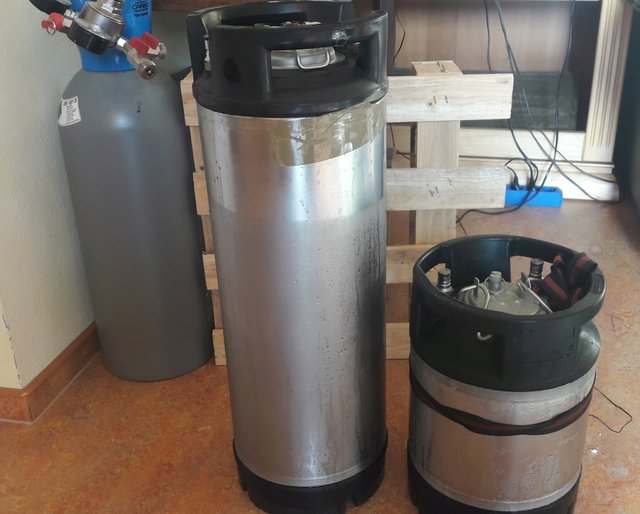 NC-Kegs-vor-CO2-Flasche.jpg
