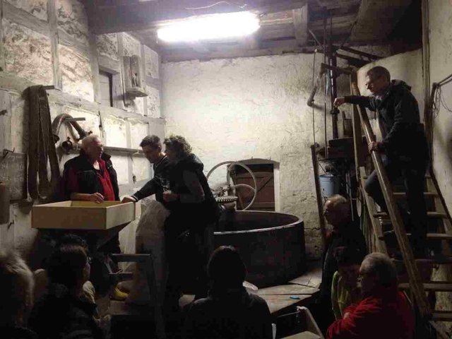 Kommunbrauen_20151106_200240_Schroten.jpg (37.33 KiB) 15720 mal betrachtet Im Hintergrund der gefüllte Maischebottich