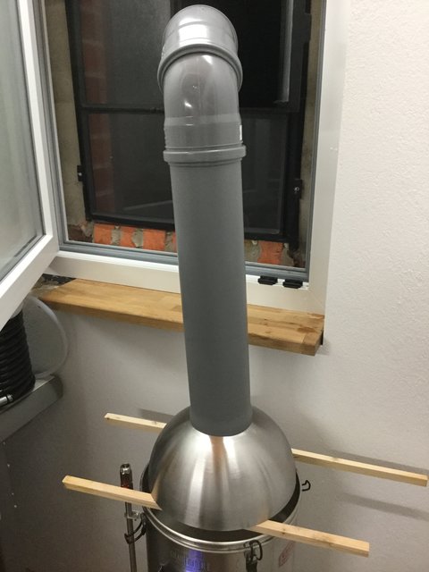 2017-10-31 21-09 Uhr (IMG_0388).jpg (2.1 MiB) 14630 mal betrachtet Brüdenhaube mit HT-Rohr-Abzug