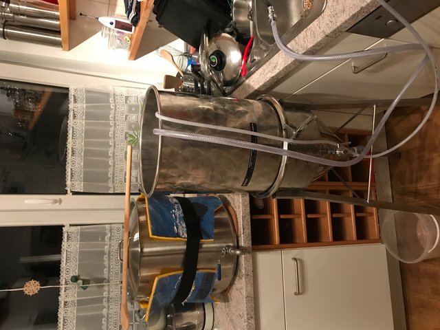Zylindrokonischer Gärtank: super Sache, wenn der nicht auf der Arbeitsplatte stehen muss. Aber wie (ohne Pumpe) soll ich das aus meinem Topf kriegen ohne eine halsbrecherische Galgenkonstruktion zu schaffen?
