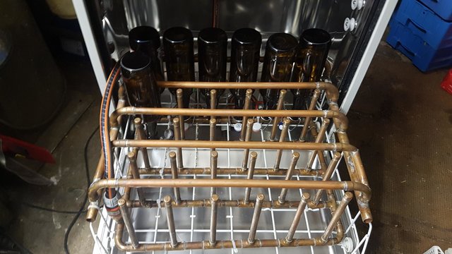 Der Überrollbügel mit Kabelbindern am Korb befestigt, kann bisserl hin und her - passt