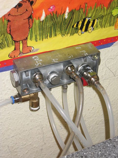 Die CO2-Verteilung (Ein Pneumatik-Verteilerblock). Da sind noch zwei 1/2&quot; und ein 1/4&quot;-Anschluss frei. Von da würde ich gerne in den SodaStream - ggf. mit Zwischendruckminderer - gehen.