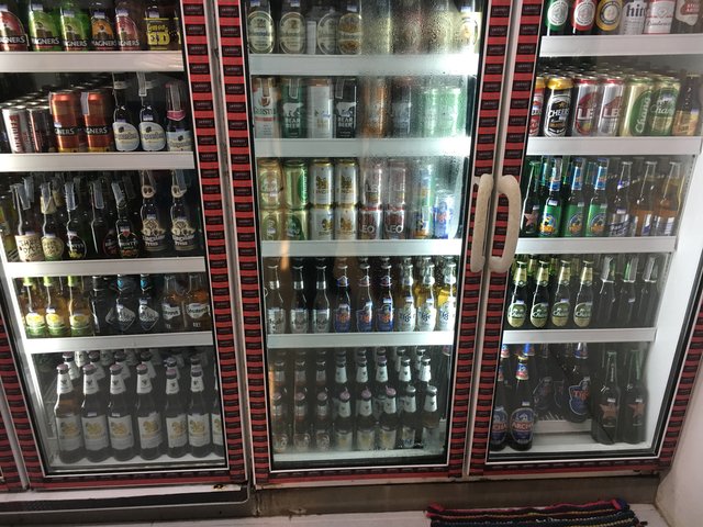 IMG_8224.JPG (2.86 MiB) 4020 mal betrachtet Bierauswahl in einem kleinen Shop