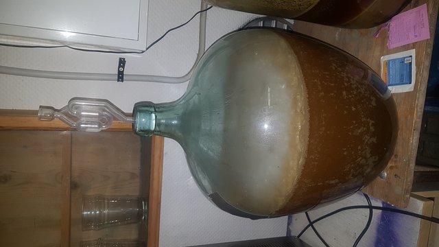 Weinballon aus Omas Keller mit 20l untergärigem Rauchbier vom vorherigen Brautag