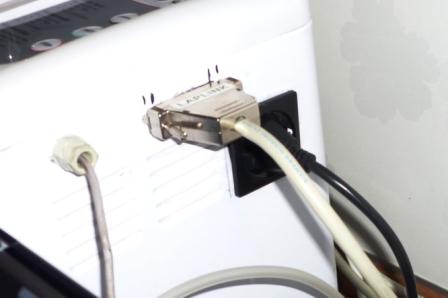 Anschlüsse, links Kabel für seriellen Temperatursensor, Mitte Prallelanschluss Relaiskarte, rechts die Einbausteckdose für den Pariboy