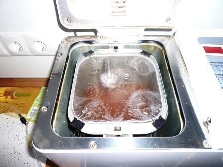 Innen, links das feste Rohr für CO2 oder Druckluft, rechts die Öffnung für das Steigrohr mit O-Ring, die untere Plexiglasplatte hat die Grösse der Öffnung, die Obere die Grösse des Oberteils, dadurch kann ich eine Dichtung einsetzen und den Deckel mittels der schwarzen Klammern aus dem Bürobedarf verklemmen.