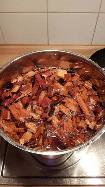 Die Apfelholzchips wurden über Nacht in Wasser eingeweicht, damit die Rauchentwicklung stetig ist und die Holzstücke nicht sofort verbrennen.