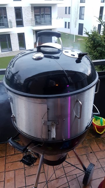 Ein Standard Weber Kugelgrill mit einem Smoker-Aufsatz