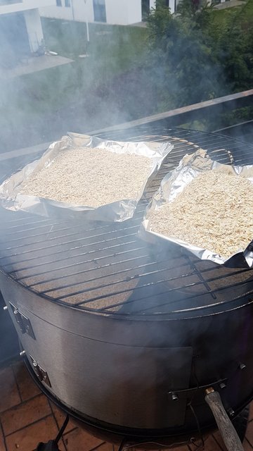 Die Haferflocken wurden großflächig ausgebreitet und 2,5h gesmoked