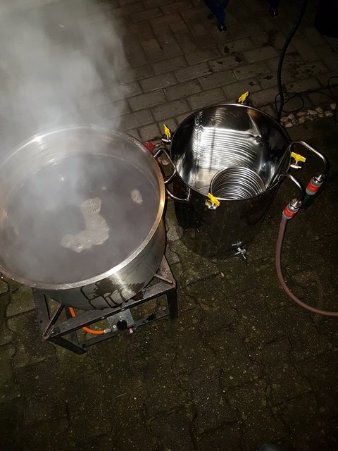 Nach dem Kochen wurde der Whirlpool angedreht und die ausgekochte Kühlspirale ins Gärfass überbracht.