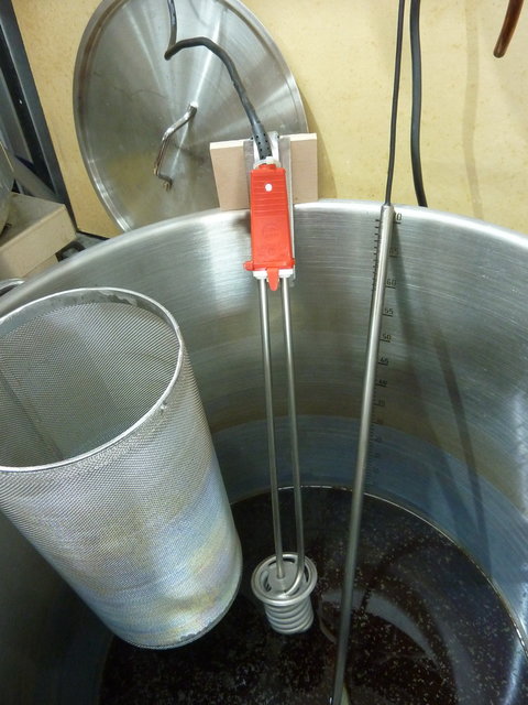 P1090185_Bildgröße ändern.JPG (280.06 KiB) 3588 mal betrachtet schnell eine Spezialhalterung für den Tauchsieder gebaut