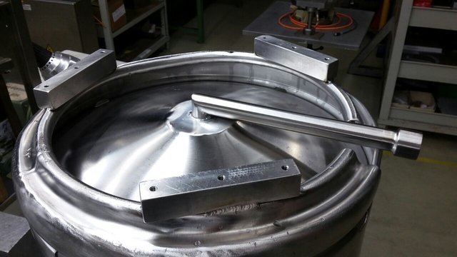 Das KEG hat eine Delle im Rand und stand nicht sauber. Daher die &quot;Füße&quot;