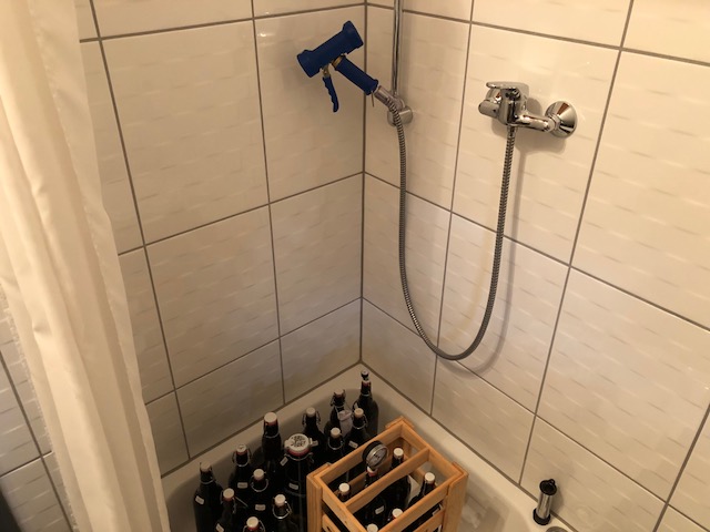 Reinigungsdusche und Flaschengärung zur Sicherheit bei dem Bier in der Duschwanne
