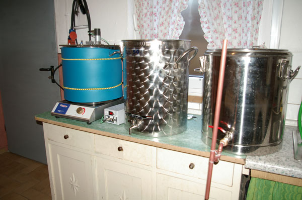 Meine Gerätschaften. Sudpfanne mit Isolierung, 50 Liter Gärbottich von Polsinelli, Thermoport Läuterbottich mit Siphon. Für den Nachguss benutze ich einen Einkocher.