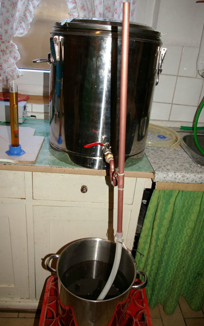 Läutervorgang mit der Läuterhexe aus dem Thermoport mit Läutersiphon. Läuterergebnis sieht man im Messzylinder. Schön klar :-)