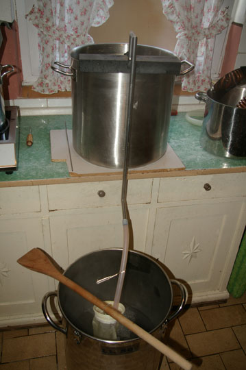Hopfenseihen in den Gärbottich durch den Hopfenfilter.