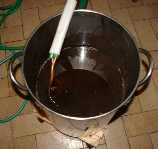 Würzekühlen mit einer Kupfer-Kühlspirale...