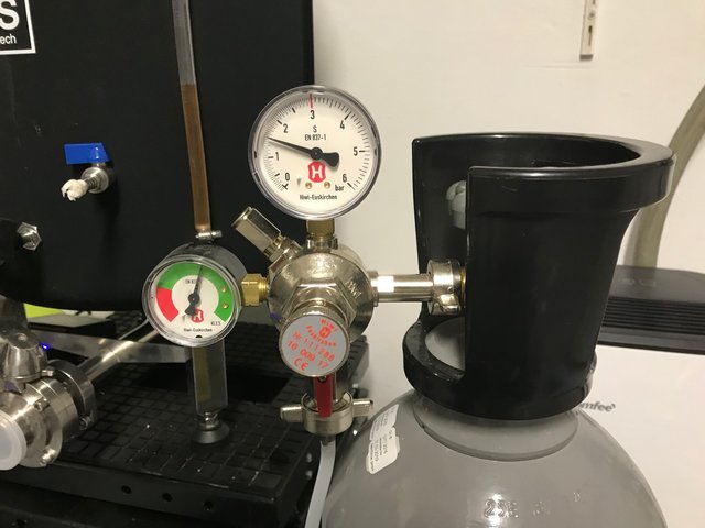 IMG_0934.jpg (207.05 KiB) 13955 mal betrachtet Minimaler Überdruck an der Flasche